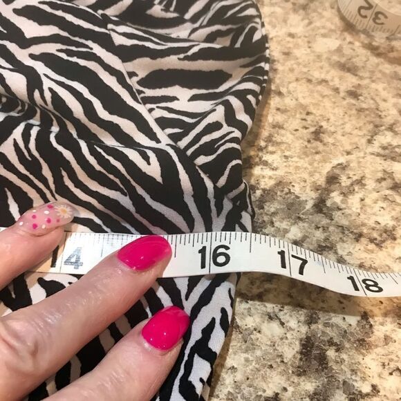 Heart & soul zebra print V-neck size small blouse - Picture 9 of 11